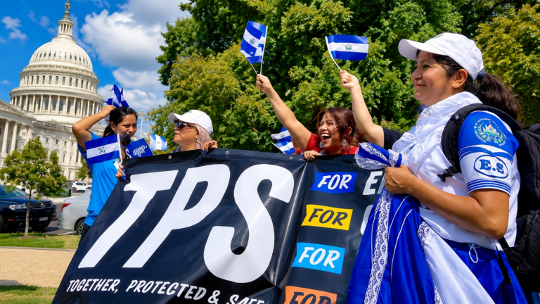 Salvadoreños con TPS viven horas de angustia ante el fin de la protección migratoria