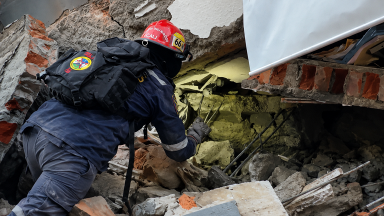 Aumentan a 169 los muertos del terremoto en Colombia