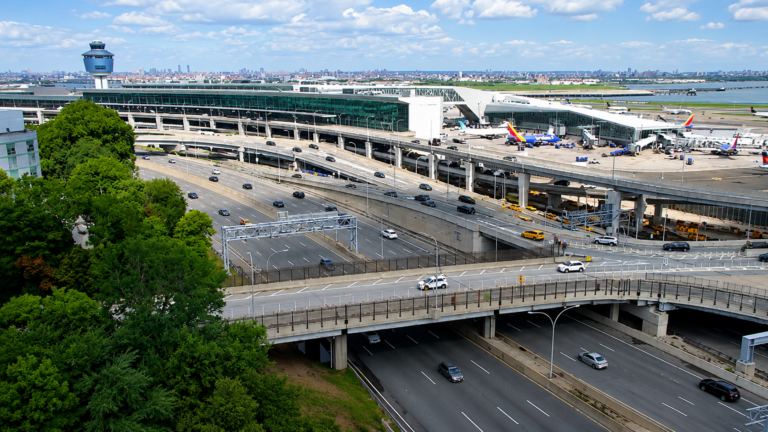 Avión de American Airlines aborta despegue en LaGuardia tras reportar impacto con un ave