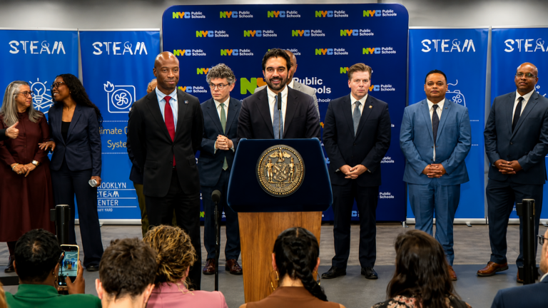 Nueva York limita el uso de IA generativa en las escuelas públicas