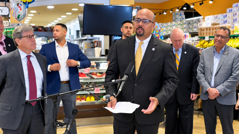Supermercados demandan a Nueva York por plan de NYC Groceries de Mamdani