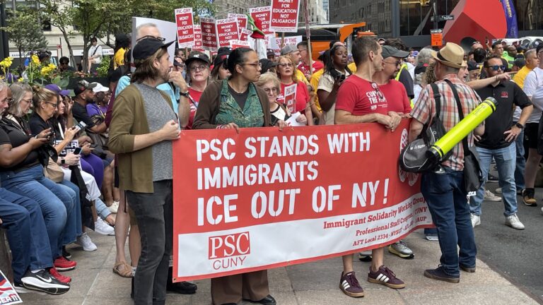 Sindicatos de Nueva York se movilizan por los derechos laborales y los inmigrantes