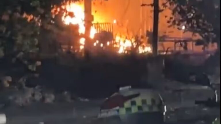 Carro bomba contra estación de policía en Colombia deja un muerto y 16 heridos