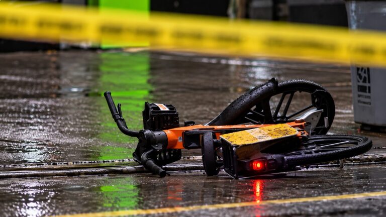 Ciclista muere tras ser atropellada por un camión volquete en Midtown Manhattan