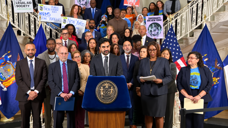 Nueva York demanda al gobierno de Trump para frenar la nueva regla de “carga pública”