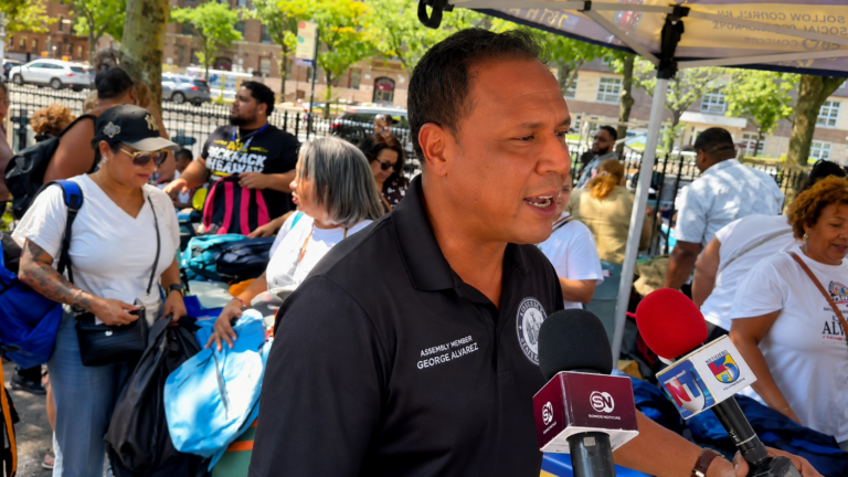 George Álvarez lleva ayuda escolar a familias del Bronx