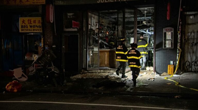 Incendio de cuatro alarmas en restaurante de Brooklyn deja seis bomberos heridos