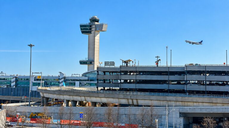 Fallas de comunicación de la FAA provocan miles de retrasos y cancelaciones de vuelos
