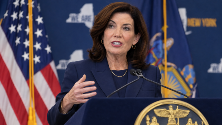 Nueva York enviará cheques de hasta $200 a millones de familias para aliviar las facturas de electricidad