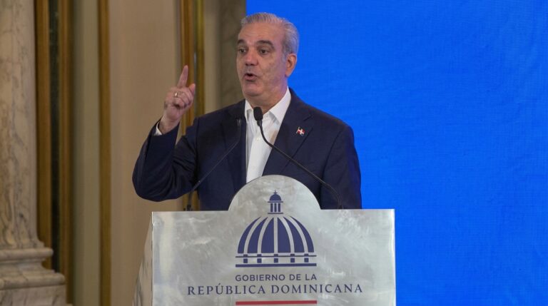 Abinader defiende apertura del mercado de telecomunicaciones y apuesta por mayor competencia