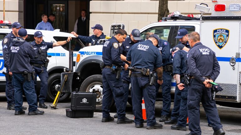 Dos hombres arrestados tras ingresar a una alcantarilla en Manhattan
