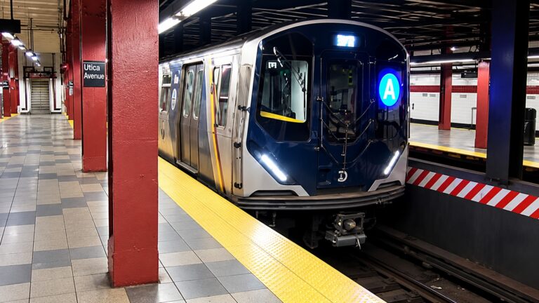 Hombre muere tras quedar atrapado por las puertas de un tren A en Brooklyn