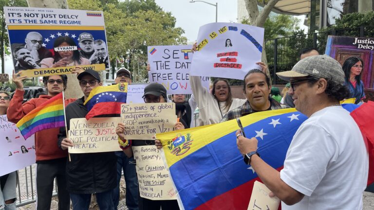 El parque Dag Hammarskjöld plaza se llenó de manifestantes