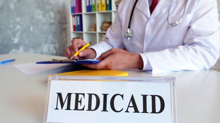 Hasta 900,000 neoyorquinos podrían perder Medicaid en 2027