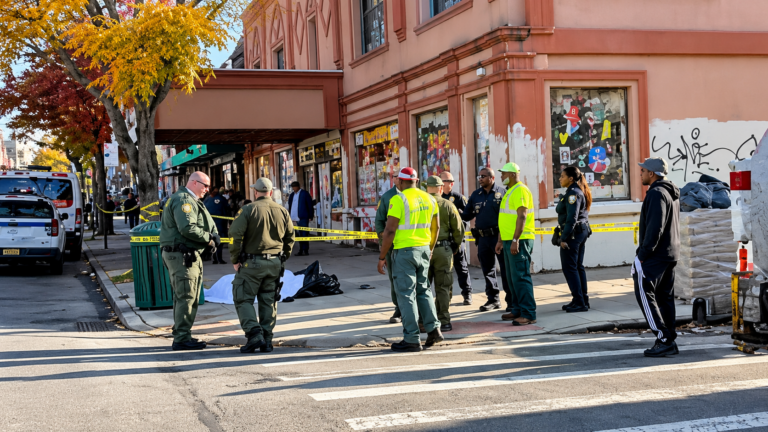 Hallan cadáver de un hombre dentro de una bolsa de basura en Canarsie