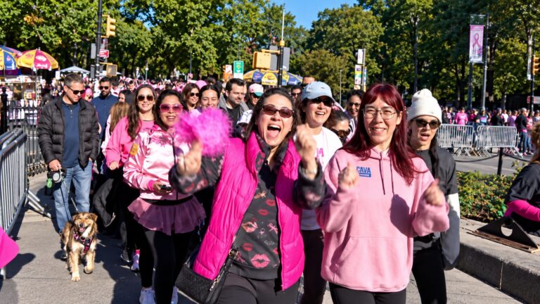 Miles de personas participan en carrera contra el cáncer de mama