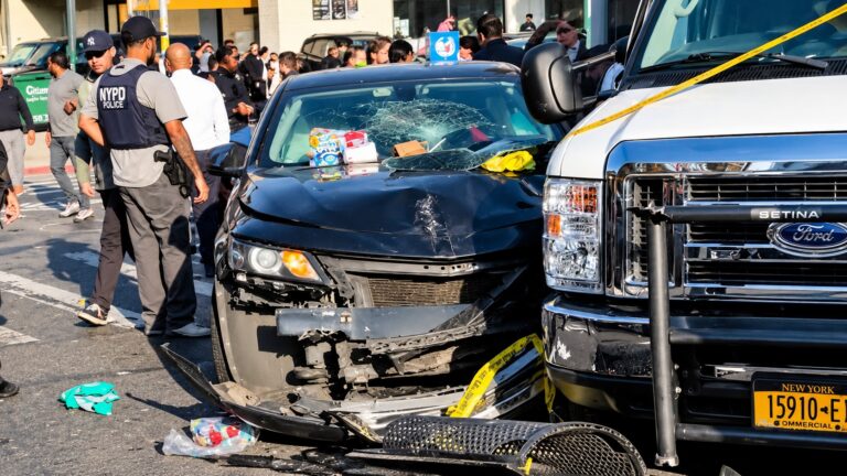 Seis personas, incluidos tres niños, resultan heridas tras automóvil arrollar evento de Halloween en Brooklyn