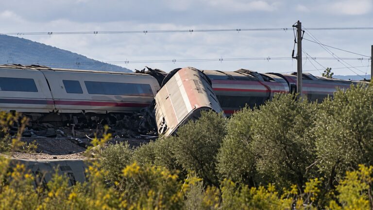 68 muertos al colisionar dos trenes de alta velocidad en Toledo