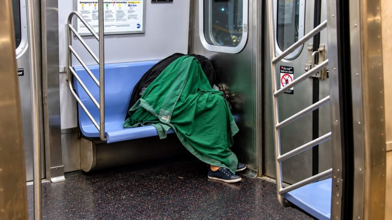 Nueva York gastará $456 millones para atender a personas sin hogar, pero casi 5,000 siguen durmiendo en las calles