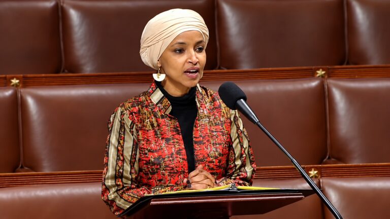 Agentes federales registran vivienda de Ilhan Omar en medio de investigación penal