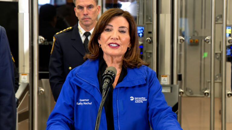 Nueva York invertirá 1,100 millones de dólares para modernizar accesos del metro en 150 estaciones