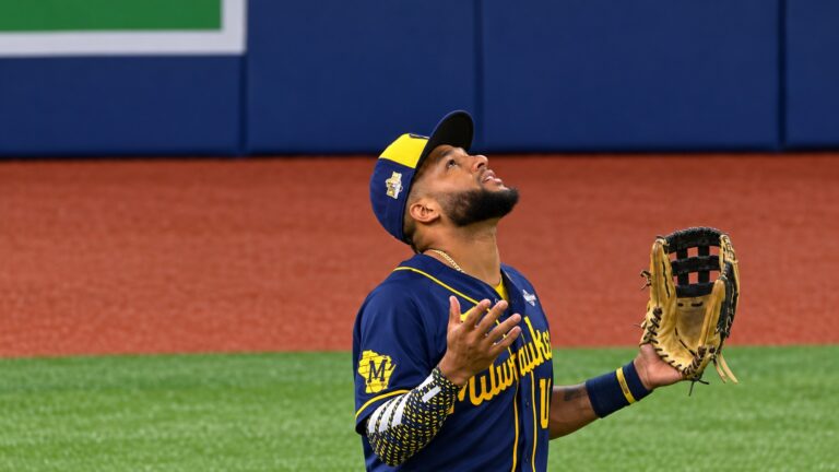 Cerveceros de Milwaukee aplastan a los Rays y quedan a un triunfo de su primer título de Serie Mundial