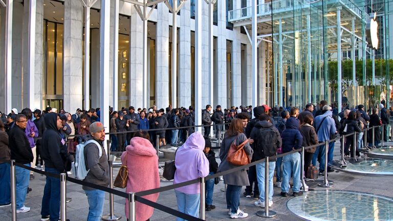 Largas filas en Nueva York por el lanzamiento del iPhone Duo