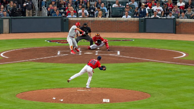 Bravos eliminan a los Phillies y avanzan a la Serie Divisional