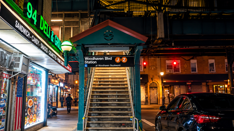 Hombre muere apuñalado a bordo de un tren J en Queens